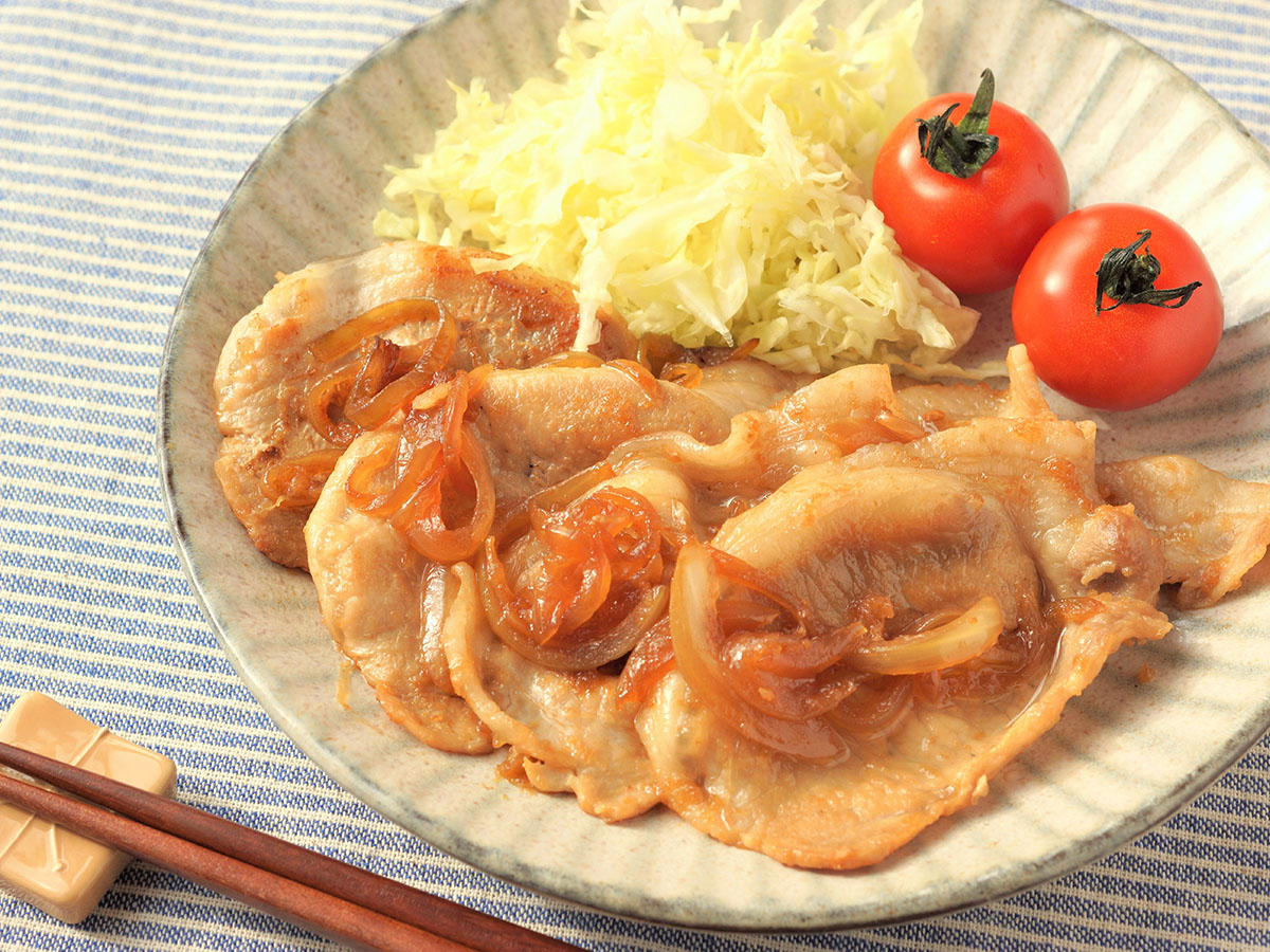 定番おかず「豚しょうが焼き」の仕上げに