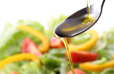 サラダにオリーブオイル