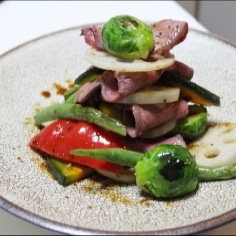 ローストビーフと焼き野菜の タワ―サラダ